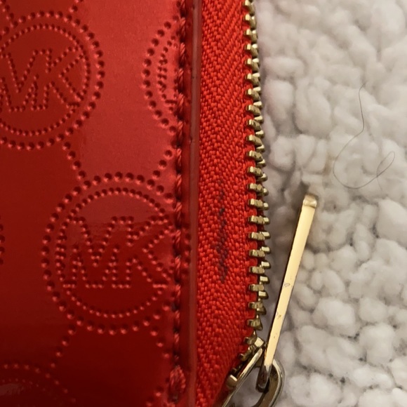 Michael Kors wristlet PERFECT FOR VALENTINES DAY!! - Picture 8 of 8